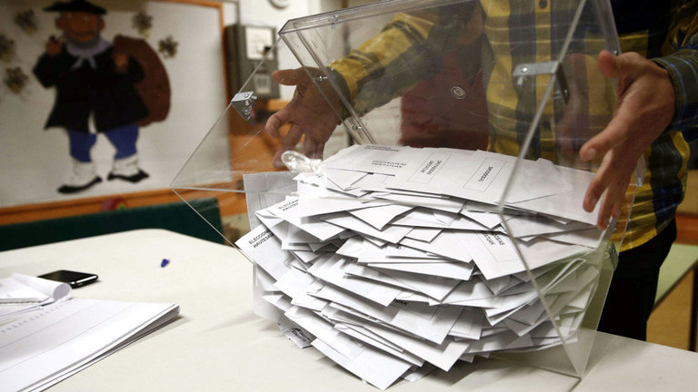 Vaciado de votos dunha urna para iniciar o reconto. AEP