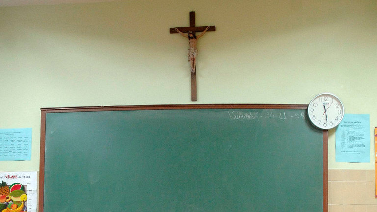 Un crucifijo en un aula.AEP