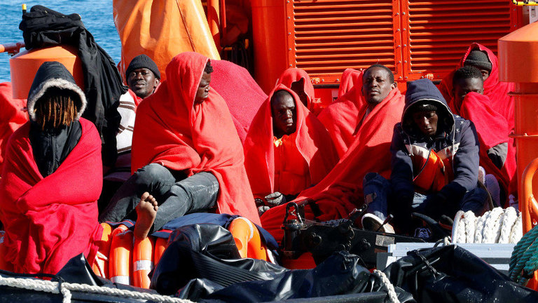 Algunos de los 46 subsaharianos que fueron rescatados por Salvamento Marítimo en el mar de Alborán el pasado fin de semana. RICARDO GARCÍA (EFE)