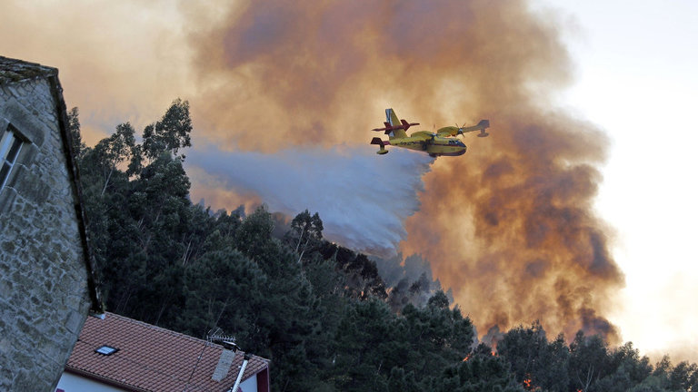 Un hidroavión participa en las tareas de extinción del incendio detectado en la localidad coruñesa de Rianxo.LAVANDEIRA JR
