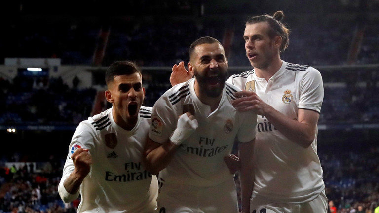 Ceballos, Benzema y Bale celebran el tanto del francés. JUANJO MARTÍN (EFE)