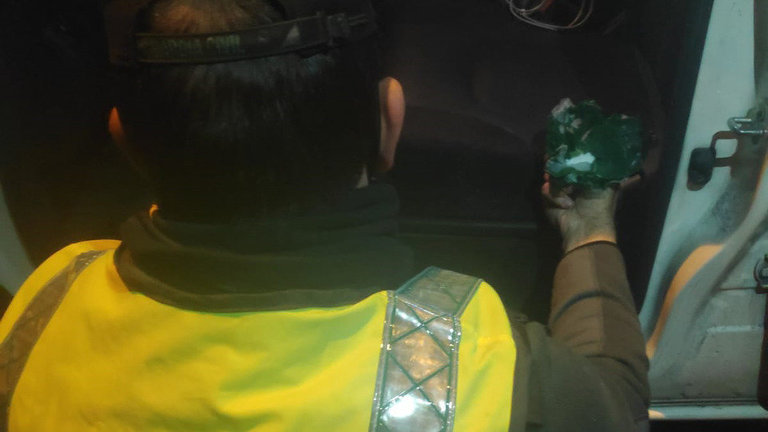 Un guardia civil muestra la droga encontrada oculta en un vehículo. ARCHIVO