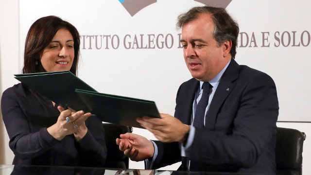 Ángeles Vázquez y Francisco Botas, en la firma del acuerdo. EFE