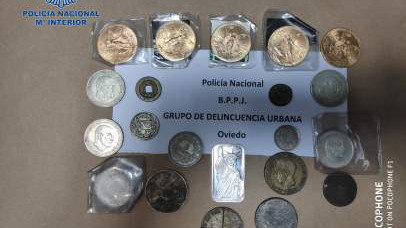 Parte de las monedas incautadas a la mujer en Oviedo. EP
