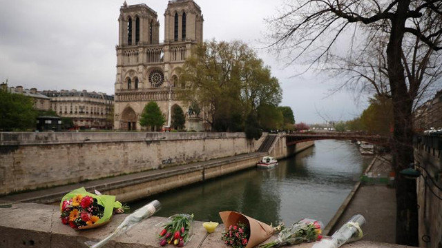 Flores depositadas por turistas en el exterior de la catedral de Notre Dame. CHRISTOPHE PETIT TESSON