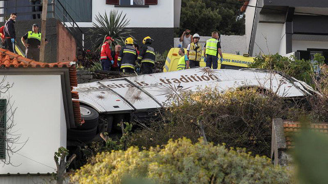 El autobús accidentado en Madeira. HOMEN GOUVEIA