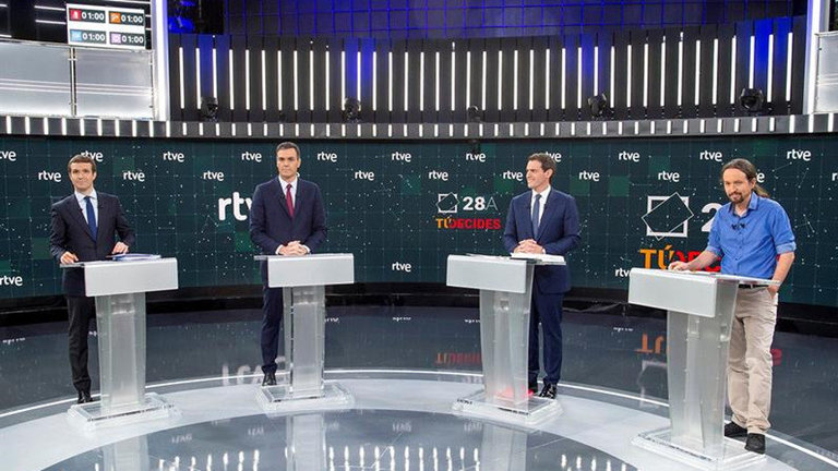 Los candidatos, durante el debate. RAÚL TEJEDOR