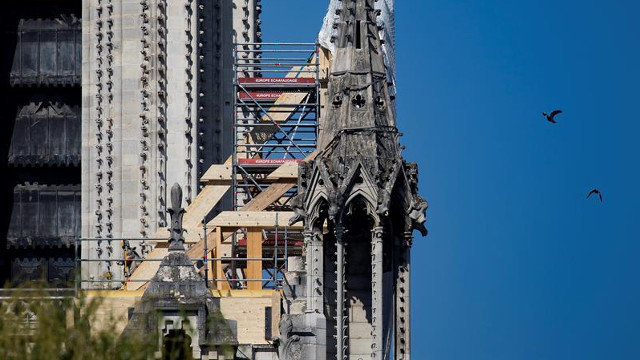 Vigas de madera refuerzan la estructura de piedra de la catedral de Notre Dame. IAN LANGSDON