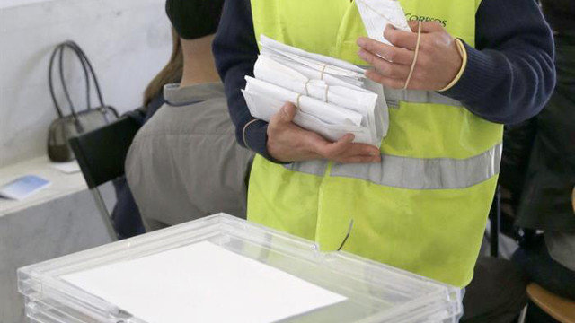 Un cartero entrega el voto por correo. ARCHIVO