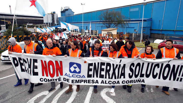 Trabajadores e Alcoa se manifiestan en la planta de A Coruña.CABALAR (Efe)