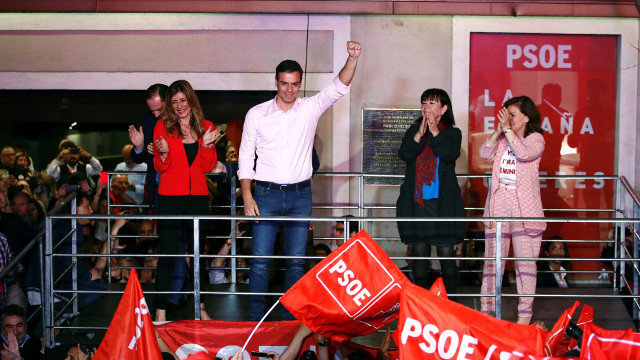 Pedro Sánchez, acompañado pola súa muller, María Begoña Gómez, Carmen Calvo (i) e Adriana Lastra, durante a celebración dos resultados electorais. JAVIER LÓPEZ (EFE)