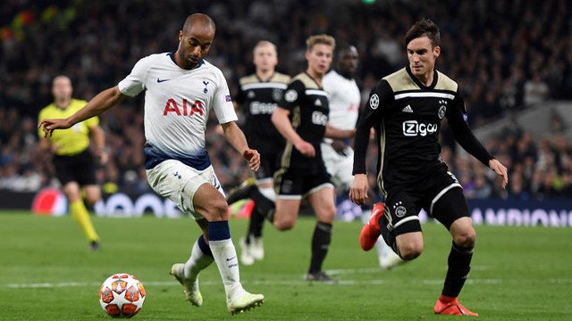 Lucas Moura (i) del Tottenham Hotspur disputa un balón ante Nicolas Tagliafico(d) del Ajax. EFE