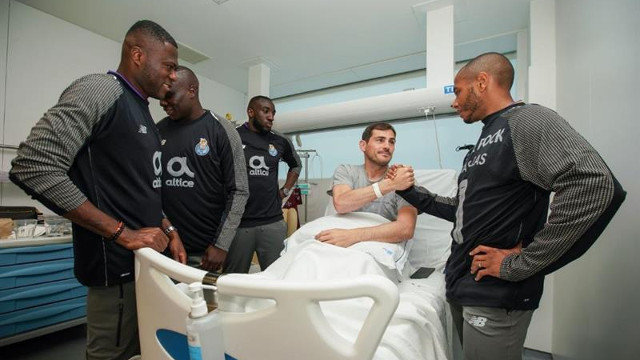 La plantilla del Oporto visita a Casillas en el hospital. EFE