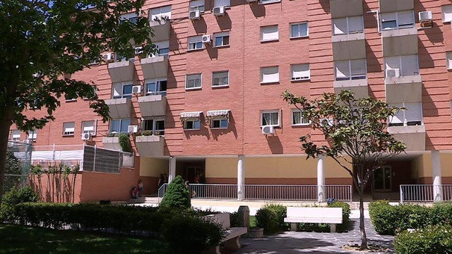 Vista del edificio donde se ubica la vivienda en la calle Reyes Católicos de la localidad madrileña de Parla.EFE