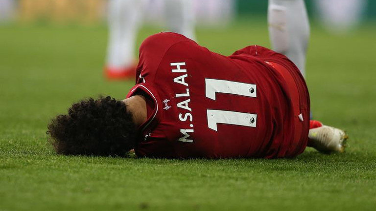 Mohamed Salah cayó lesionado en el partido de Premier ante el Newcastle. EFE