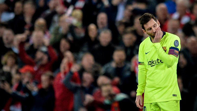 Messi se lamenta en el estadio Anfield de Liverpool. PETER POWELL