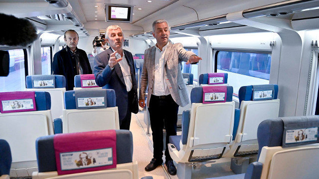 Autoridades nun tren de Renfe coa imaxe de Antonio Fraguas. EP