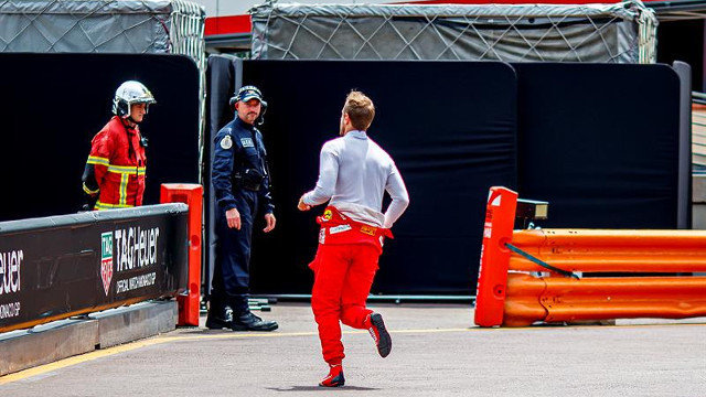 Vettel corre tras sufrir un golpe con su monoplaza. SRDJAN SUKI (EFE)