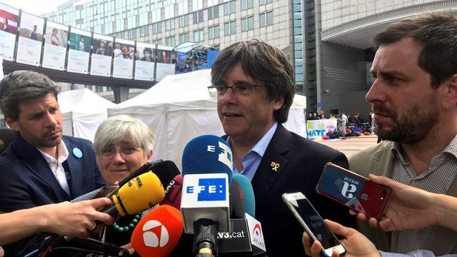 Puigdemont, frente a la sede de la Eurocámara en Bruselas acompañado de Clara Ponsatí y Toni Comín. EFE