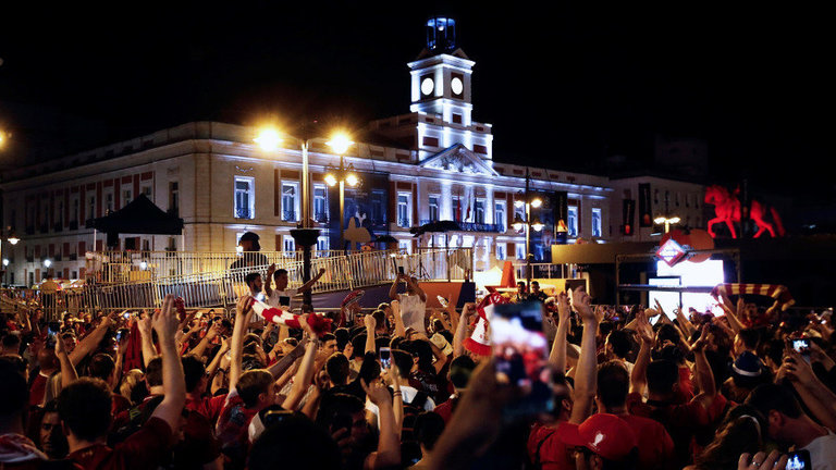 Hinchas del Liverpool celebran en la Puerta del Sol la victoria de su equipo en la final de la Champions. JAVIER LÓPEZ (EFE)