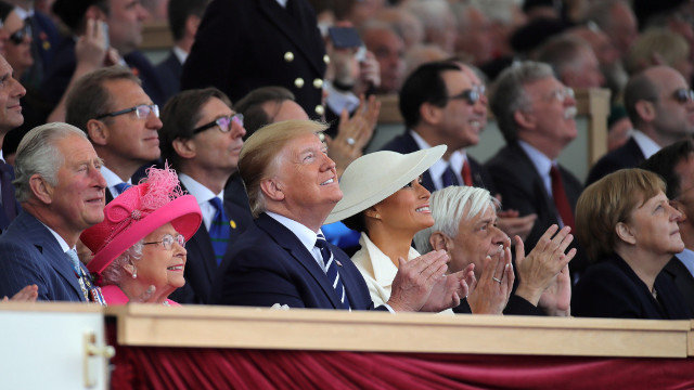 El príncipe Carlos, la reina Isabel II, Trump, su mujer Melania, Pavlópulos y Merkel, en la conmemoración del 75 aniversario del desembarco de Normandía. MINISTERIO BRITÁNICO DE DEFENSA