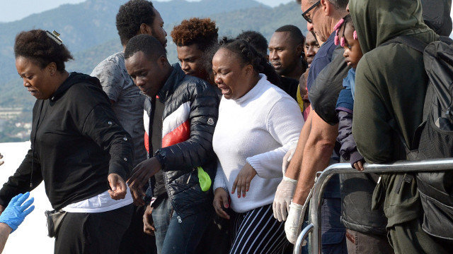 Varios refugiados desembarcan de una embarcación de la Guarda Costera Helénica este martes en Mitilene. EFE