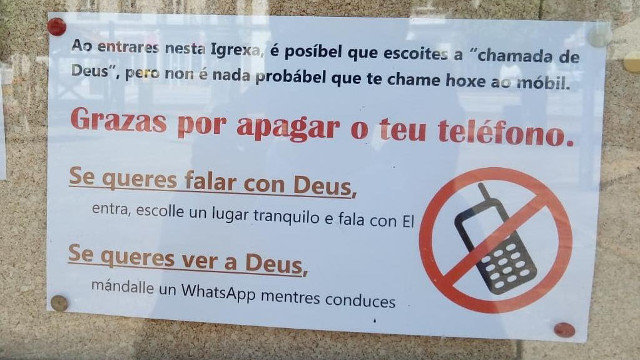 El cartel de la parroquia de San Pedro de A Ramallosa, en Nigrán, se ha hecho viral en las redes. TWITTER
