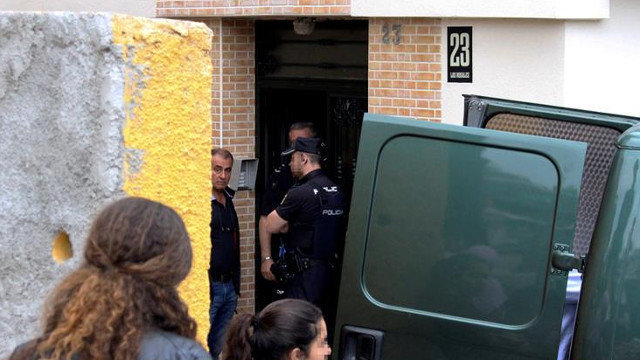 Axentes da Policía Nacional e veciños na barriada dos Rosales, en Ceuta, onde ocurriu o suceso. REDUAN (EFE)