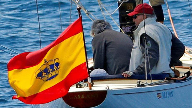 El rey Juan Carlos navega abordo del 'Bribón', en Sanxenxo. EFE