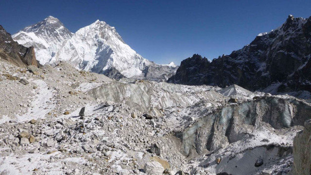 Un glaciar cubierto por detritos y escombros rocosos en la zona del Everest. JOSH MAURER