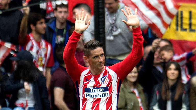 Fernando Torres saluda a la afición del Atlético. RODRIGO JIMÉNEZ (EFE)