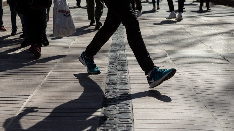 Multitud de turistas caminan por las ramblas de Barcelona. AEP