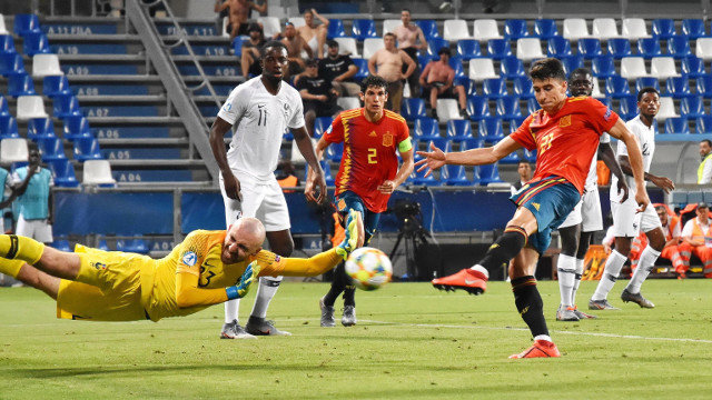 Marc Roca marca o empate 1-1 contra o porteiro de Francia, Paul Bernardoni. ALESSIO TARPINI (EFE)