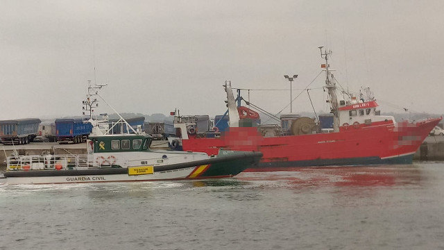 Pesqueiro portugués inmobilizado na Coruña. GARDA CIVIL