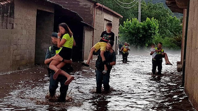 Evacúan a niños tras las tormentas de Ourense. EFE