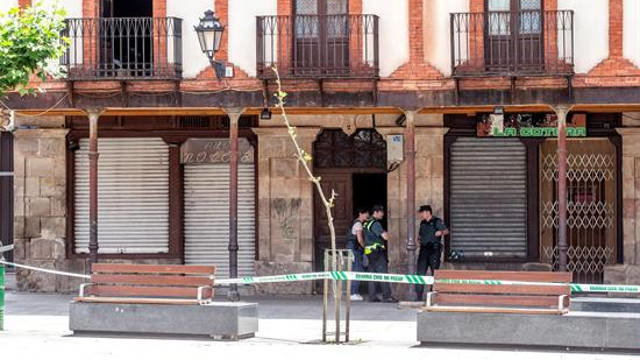 La Guardia Civil, en la vivienda de Burgos donde fue asesinada la mujer. SANTI OTERO (EFE)