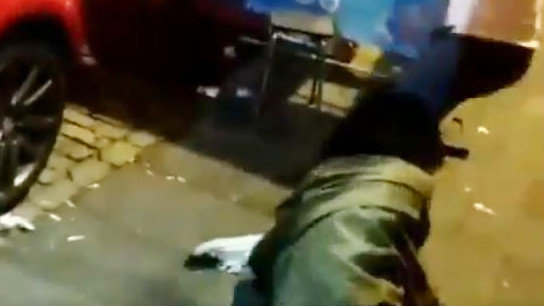 Una mujer tirada en el suelo en un momento de la agresión en A Coruña. TWITTER