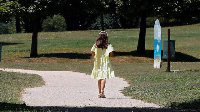 Una niña camina por un parque de Lugo. ELISEO TRIGO