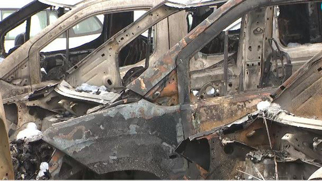 Vehículos calcinados por el incendio en el muelle vigués de Bouzas. TVG