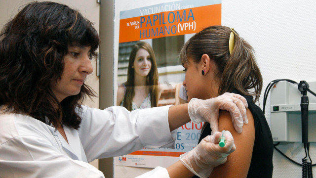 Una chica recibe la vacuna contra el virus del papiloma humano. AEP