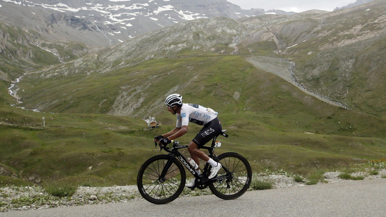 Egan Bernal, nuevo líder del Tour, en un momento de la etapa. YOAN VALAT (EFE)
