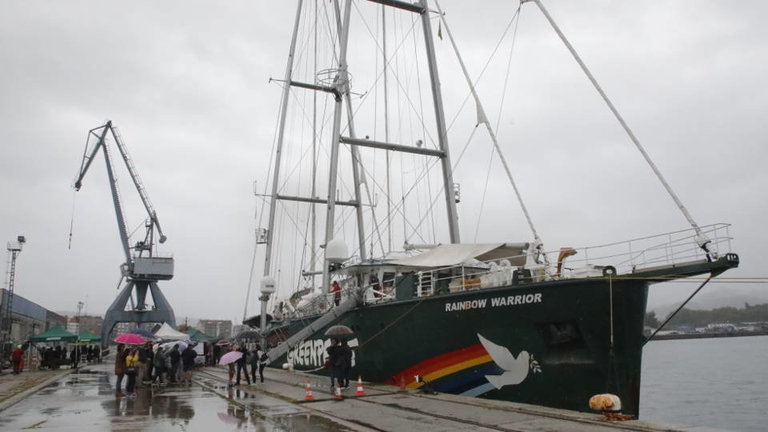 Velero 'Rainbow Warrior', de Greenpeace, atracado en Vilagarcía. JOSÉ LUIZ OUBIÑA