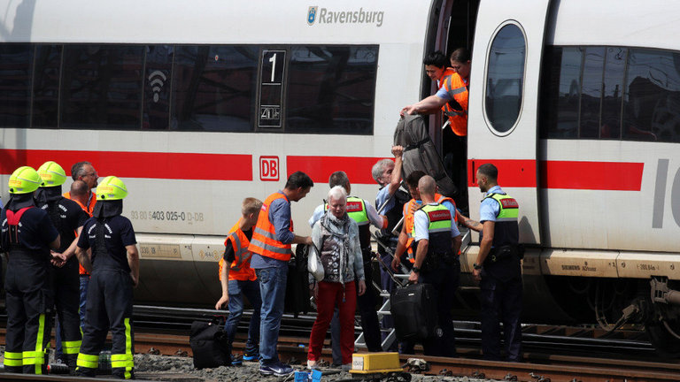 El personal de emergencias, ayudando a los pasajeros del tren después del incidente. ARMANDO BABANI (EFE)
