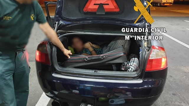Foto de la mujer en el maletero de un coche, en una maleta. GUARDIA CIVIL