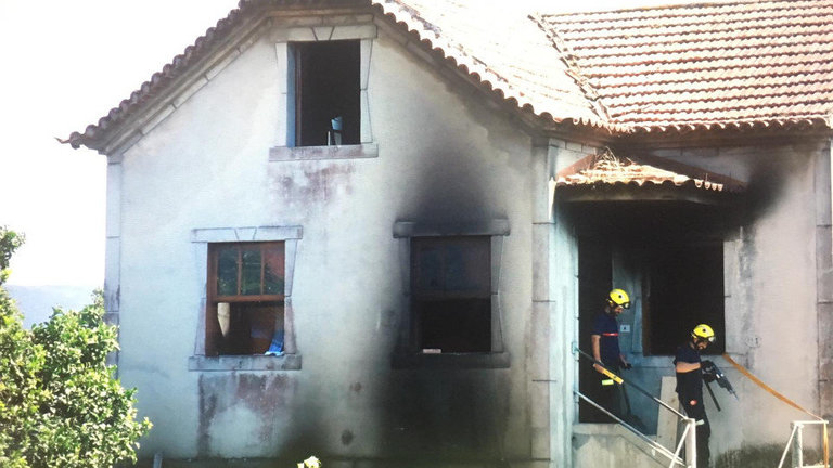 Casa afectada por el fuego en Corvillón. JOSÉ LUIZ OUBIÑA