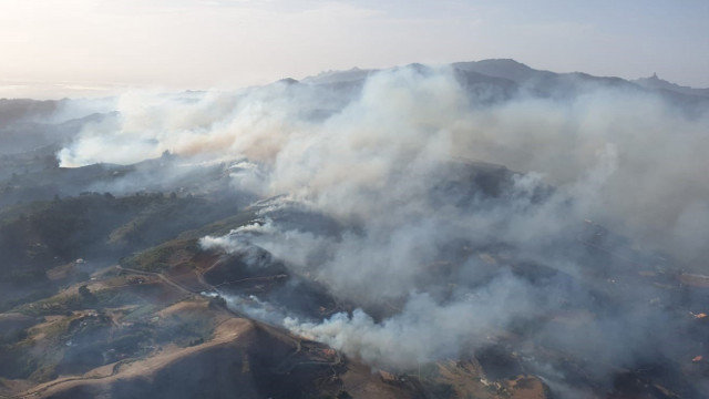 Vista área do incendio que arrasa o noroeste de Gran Canaria e que xa afecta o Parque Natural de Tamadaba. EFE