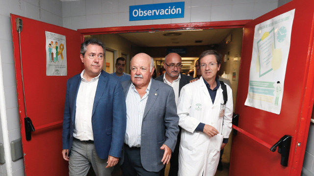 El alcalde de Sevilla, el consejero de Salud y el portavoz de la Junta para el brote de listeriosis, este viernes en el Hospital Virgen del Rocío de Sevilla. JOSÉ MANUEL VIDAL (EFE)