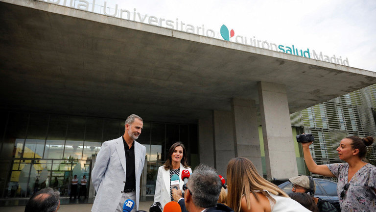 El rey Felipe VI y la reina Letizia, a las puertas del hospital Quirón Salud Madrid, en Pozuelo de Alarcón. DAVID FERNÁNDEZ (EFE)