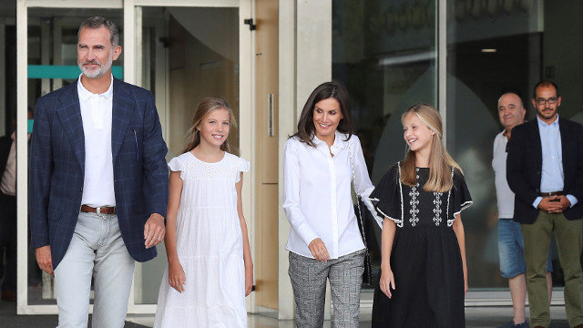 Los Reyes y sus hijas, tras visitar este martes a don Juan Carlos en el hospital. EFE
