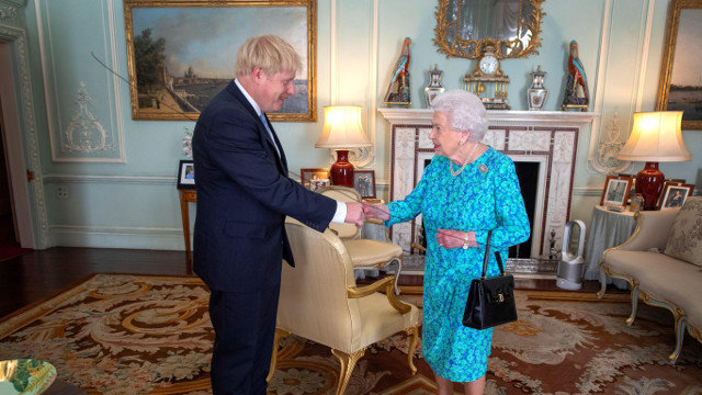 Boris Johnson con la reina Isabel II, en una audiencia de hace unos días. EFE